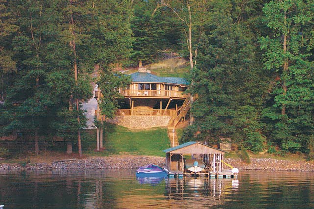 Pedestal lake house built in North Carolina